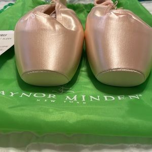 Size 9W Gaynor Minden Ballet Pointe Shoe. 4 Box Hard SV SLEEK